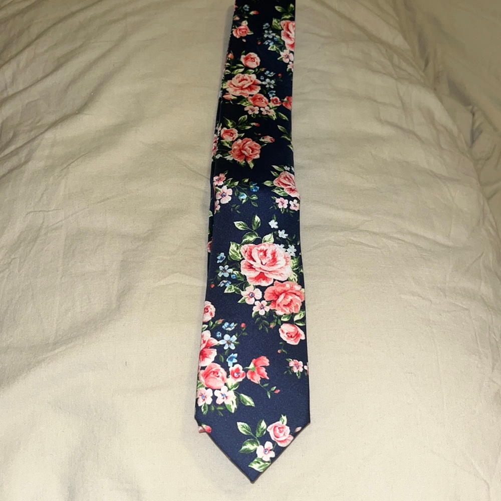 Men’s floral tie